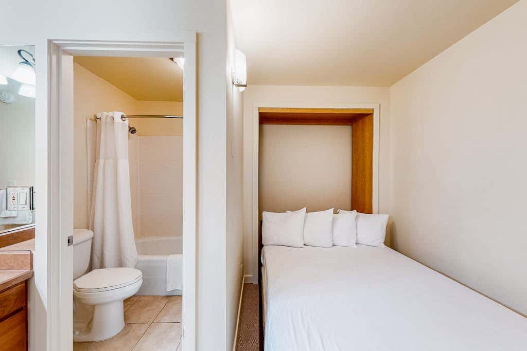 Cozy mountain studio near skiing & town with fast WiFi, shared pools, & patio