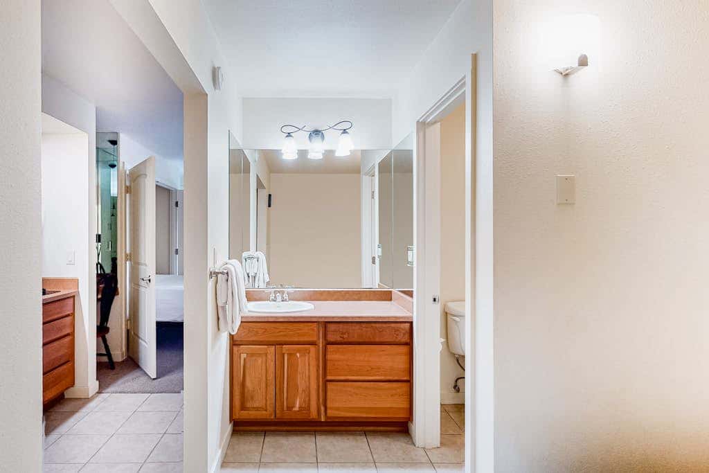 Cozy mountain studio near skiing & town with fast WiFi, shared pools, & patio