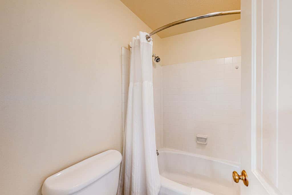 Cozy mountain studio near skiing & town with fast WiFi, shared pools, & patio