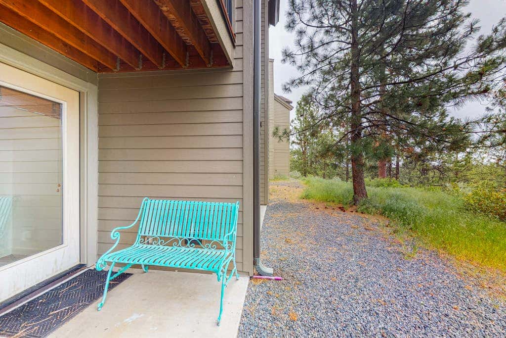 Cozy mountain studio near skiing & town with fast WiFi, shared pools, & patio