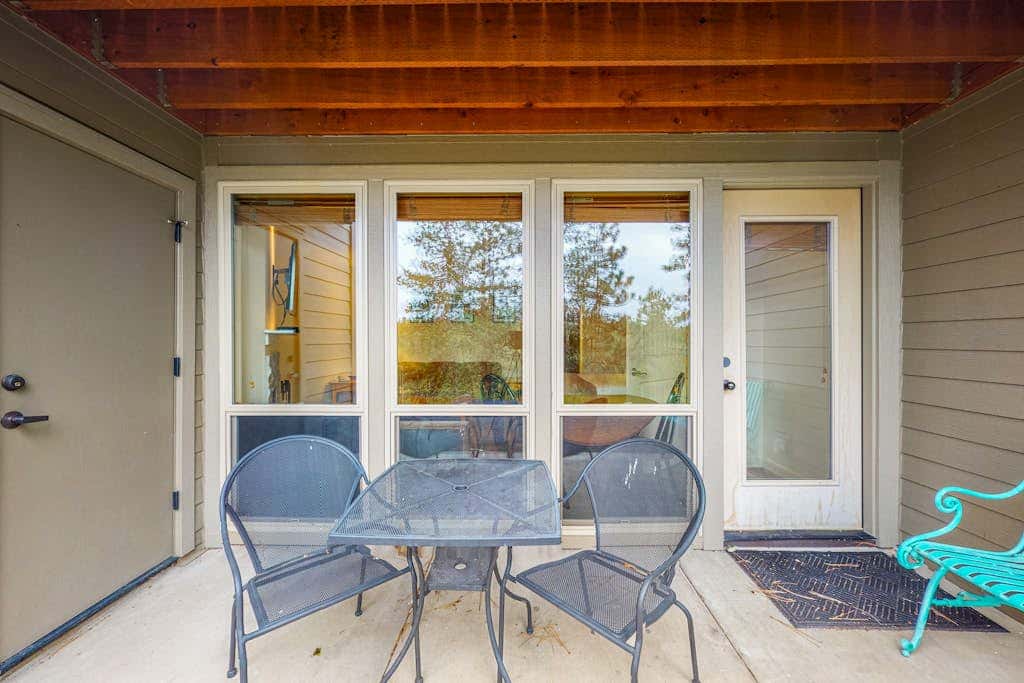 Cozy mountain studio near skiing & town with fast WiFi, shared pools, & patio