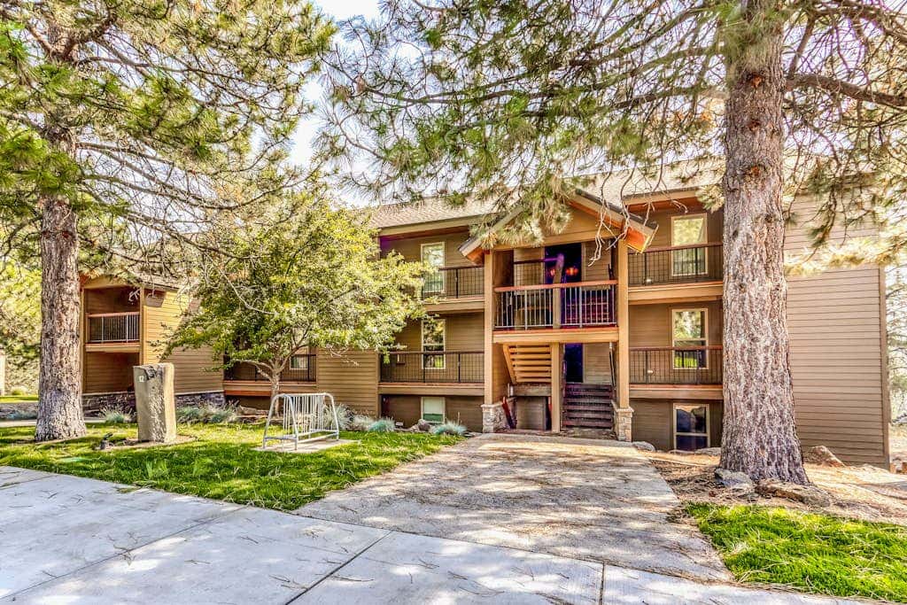 Cozy mountain studio near skiing & town with fast WiFi, shared pools, & patio