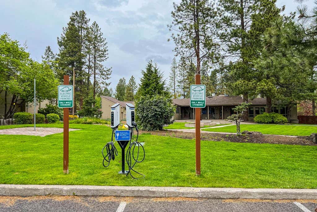 Cozy mountain studio near skiing & town with fast WiFi, shared pools, & patio