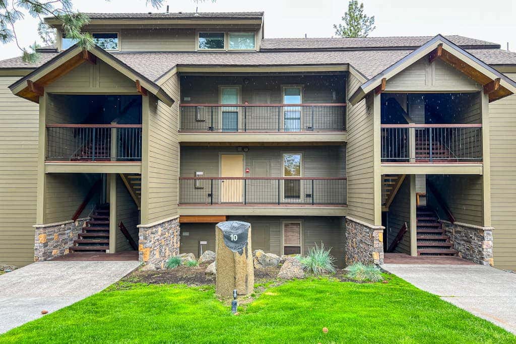 Cozy mountain studio near skiing & town with fast WiFi, shared pools, & patio