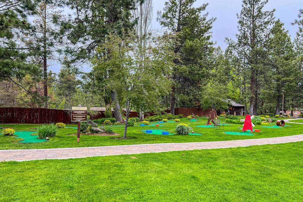 Cozy mountain studio near skiing & town with fast WiFi, shared pools, & patio