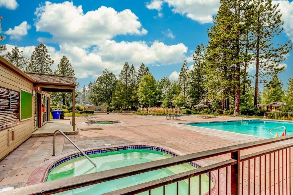 Cozy mountain studio near skiing & town with fast WiFi, shared pools, & patio