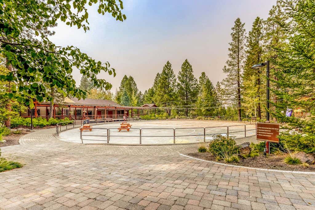 Cozy mountain studio near skiing & town with fast WiFi, shared pools, & patio