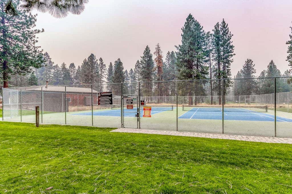 Cozy mountain studio near skiing & town with fast WiFi, shared pools, & patio
