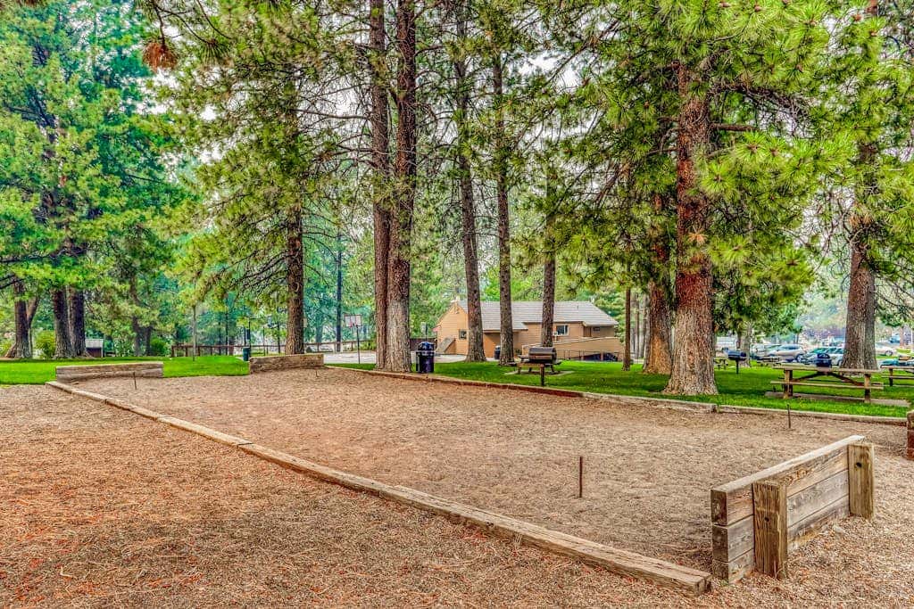 Cozy mountain studio near skiing & town with fast WiFi, shared pools, & patio