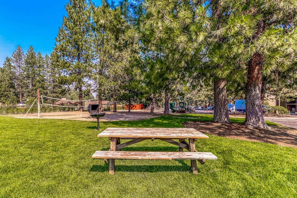 Cozy mountain studio near skiing & town with fast WiFi, shared pools, & patio