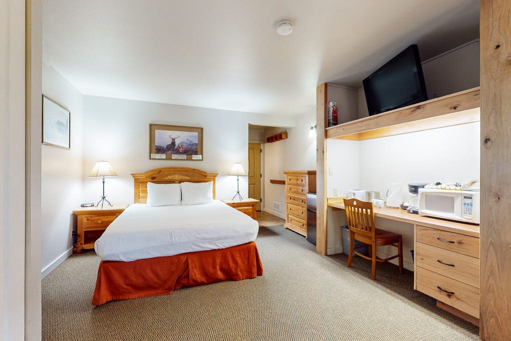 Studio condo with access to shared pools, hot tubs, close to Mt Bachelor