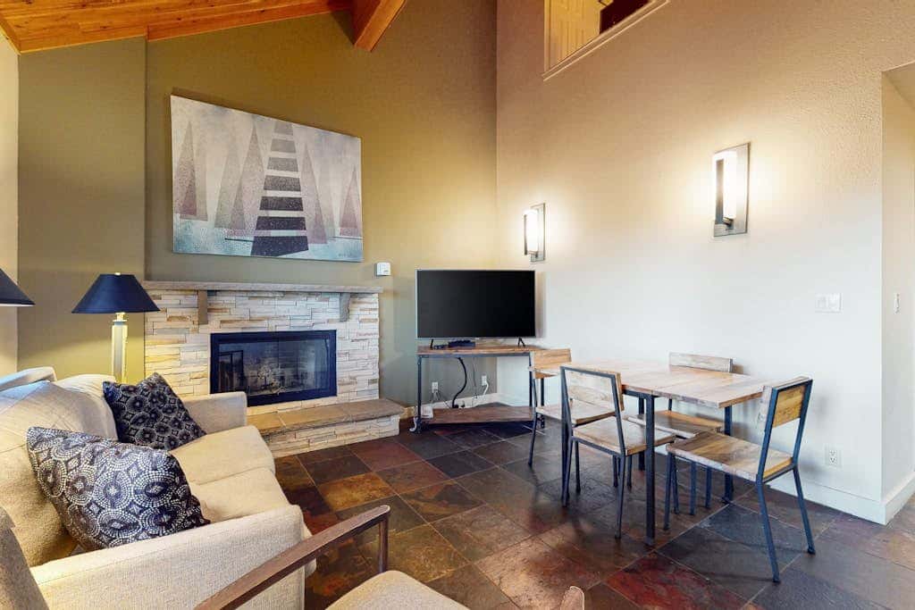 Cozy condo with loft & fireplace, AC, shared hot tubs, pools, fitness center