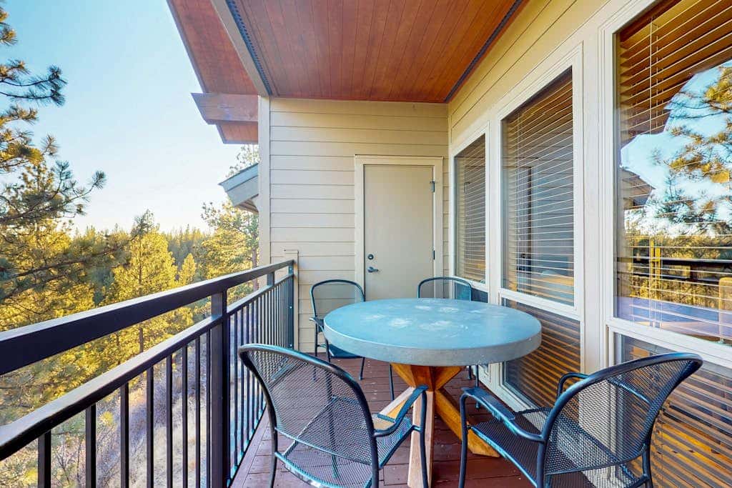 Cozy condo with loft & fireplace, AC, shared hot tubs, pools, fitness center
