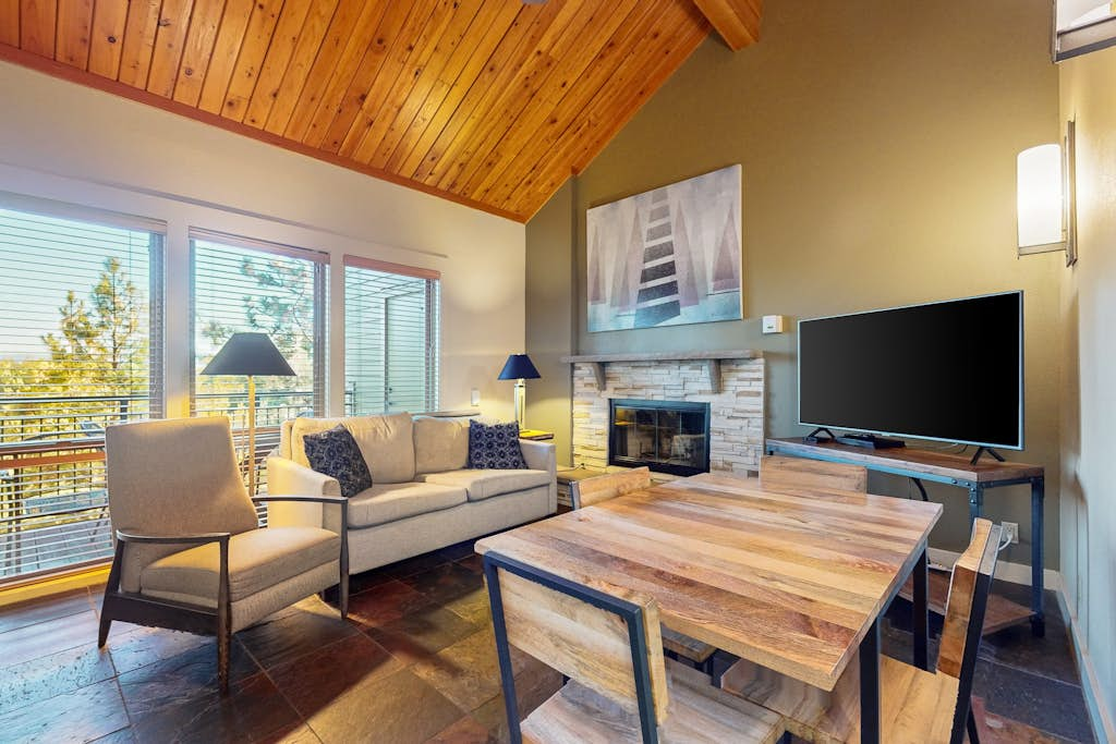 Cozy condo with loft & fireplace, AC, shared hot tubs, pools, fitness center