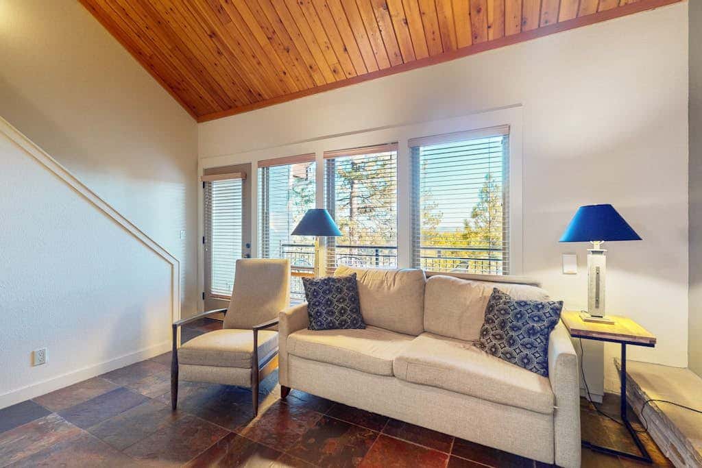 Cozy condo with loft & fireplace, AC, shared hot tubs, pools, fitness center