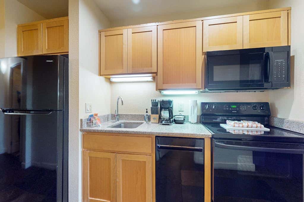 Cozy condo with loft & fireplace, AC, shared hot tubs, pools, fitness center