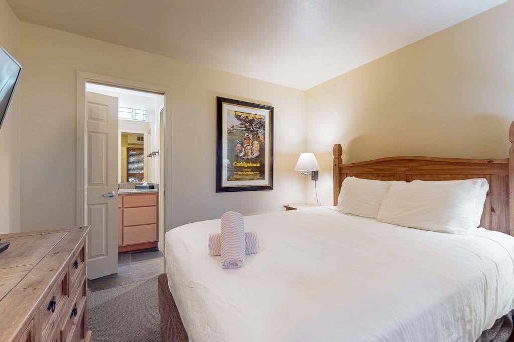 Cozy condo with loft & fireplace, AC, shared hot tubs, pools, fitness center