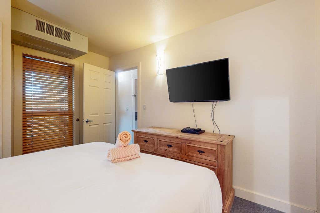Cozy condo with loft & fireplace, AC, shared hot tubs, pools, fitness center