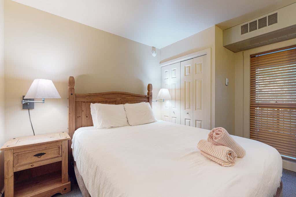 Cozy condo with loft & fireplace, AC, shared hot tubs, pools, fitness center