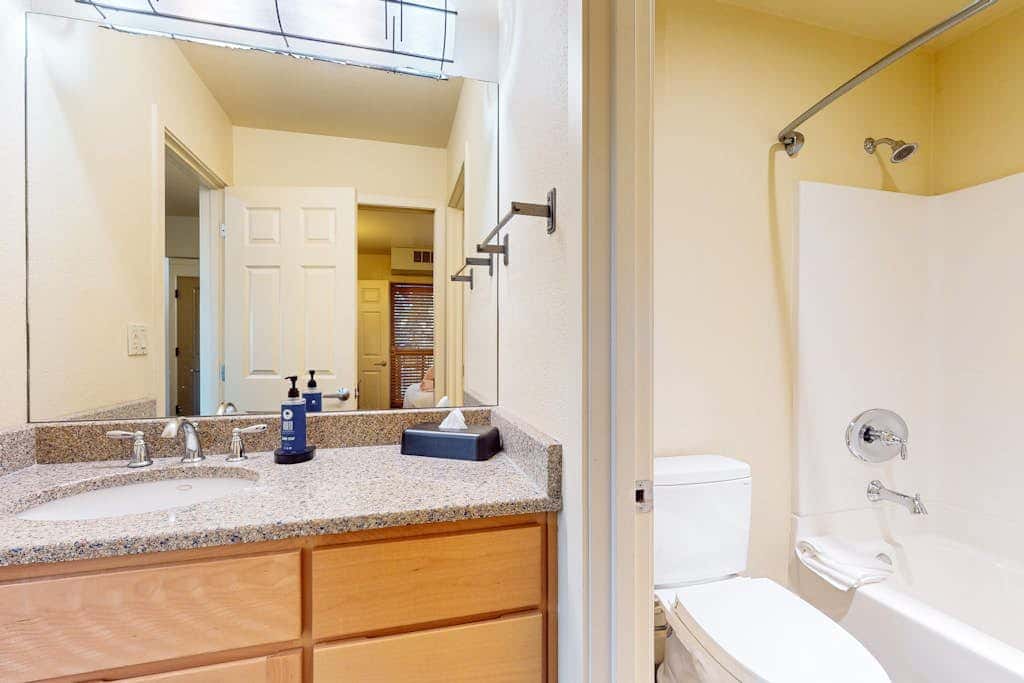 Cozy condo with loft & fireplace, AC, shared hot tubs, pools, fitness center