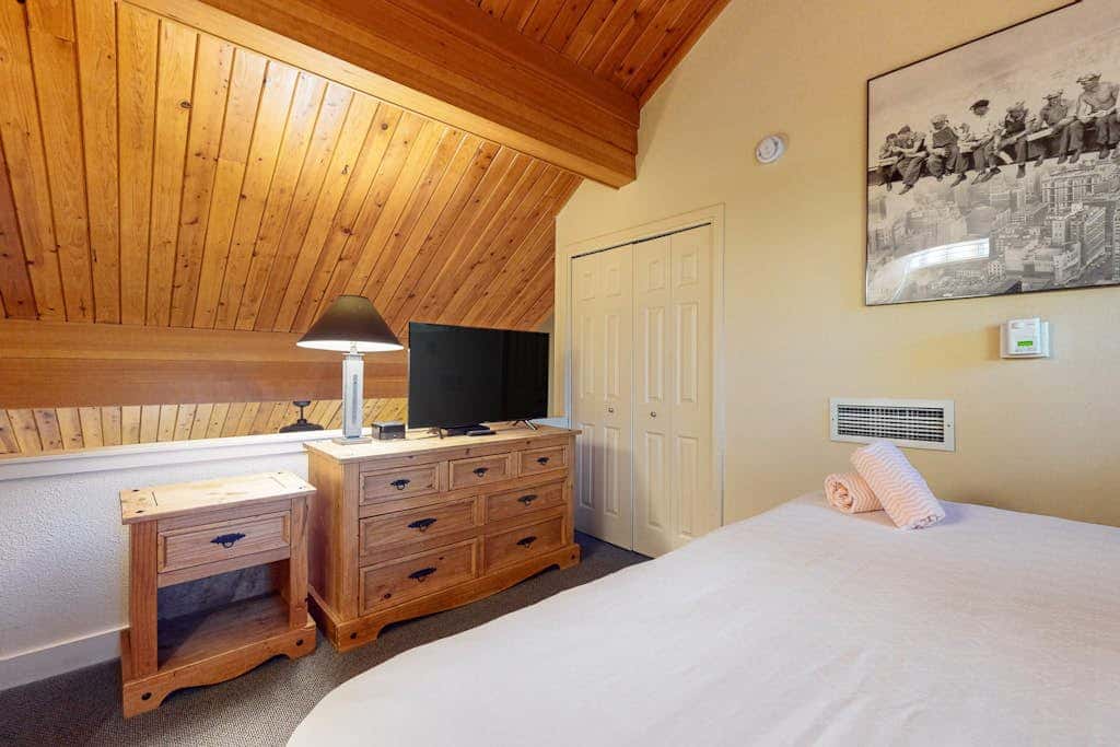 Cozy condo with loft & fireplace, AC, shared hot tubs, pools, fitness center