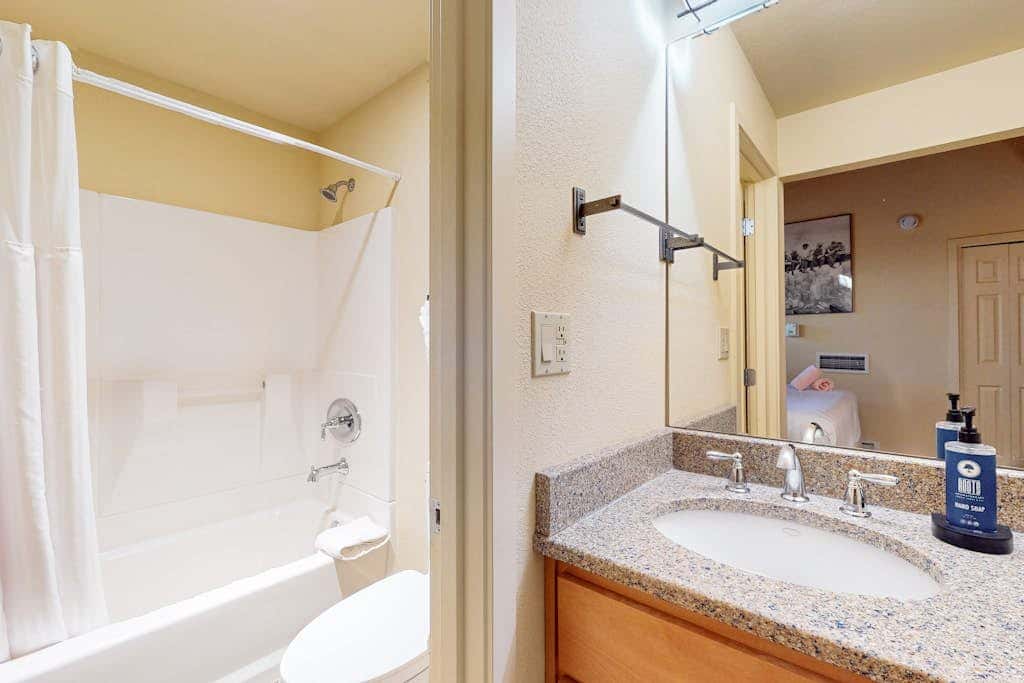 Cozy condo with loft & fireplace, AC, shared hot tubs, pools, fitness center
