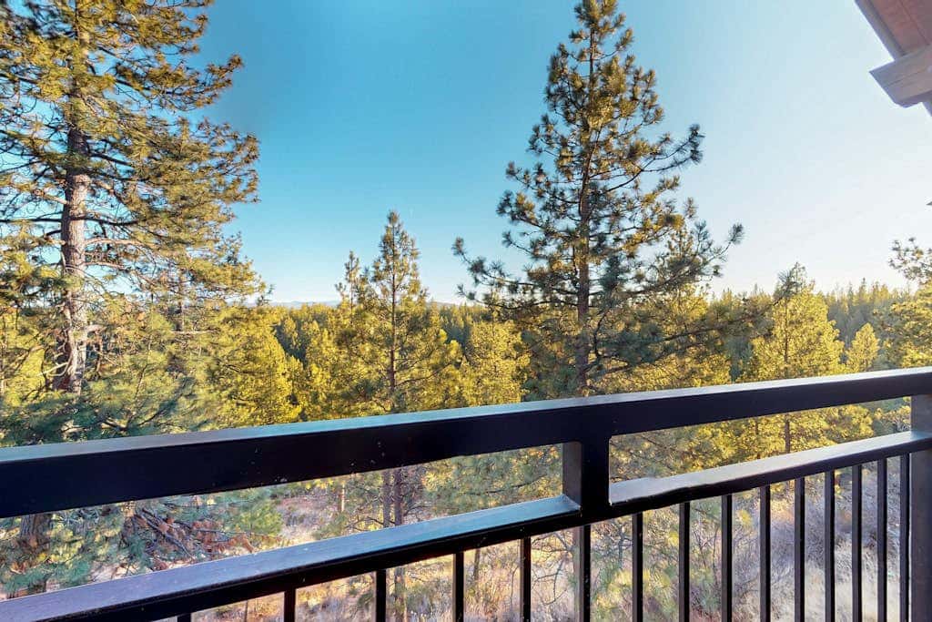 Cozy condo with loft & fireplace, AC, shared hot tubs, pools, fitness center