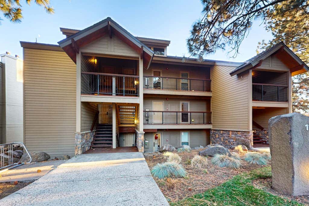 Cozy condo with loft & fireplace, AC, shared hot tubs, pools, fitness center