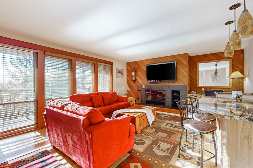 Bright and modern condo at Seventh Mountain, access to shared pools, hot tubs