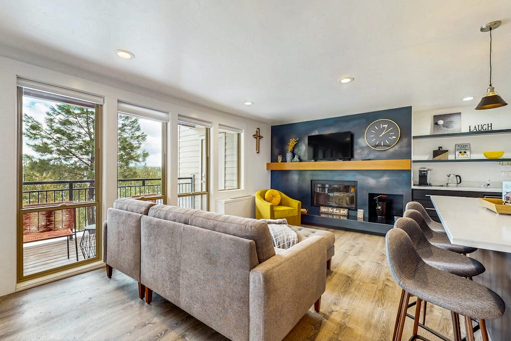 Beautiful condo at Seventh Mountain with shared hot tub & pool, fireplace, patio