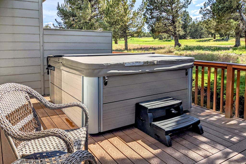 Resort townhouse with central AC & WiFi, pool, hot tub & golf access - dogs OK