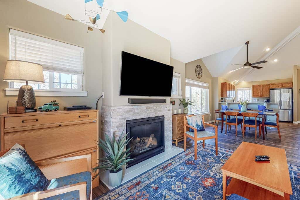 Resort townhouse with central AC & WiFi, pool, hot tub & golf access - dogs OK