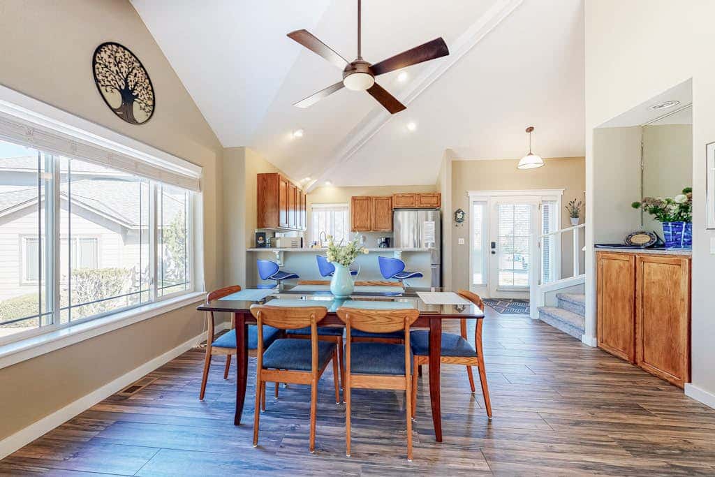 Resort townhouse with central AC & WiFi, pool, hot tub & golf access - dogs OK