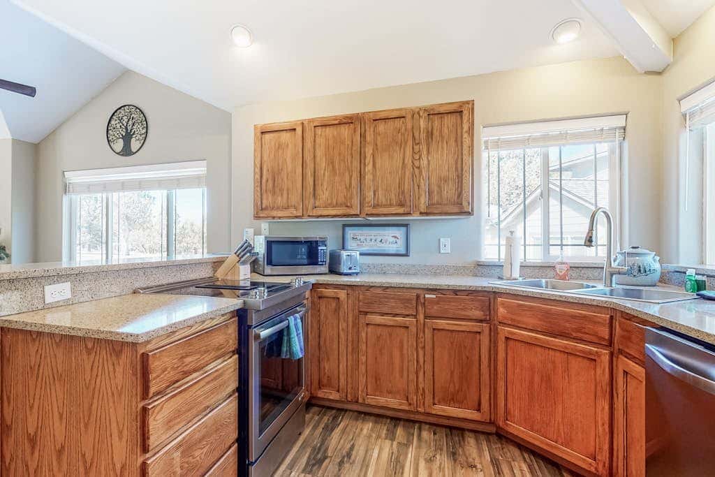 Resort townhouse with central AC & WiFi, pool, hot tub & golf access - dogs OK