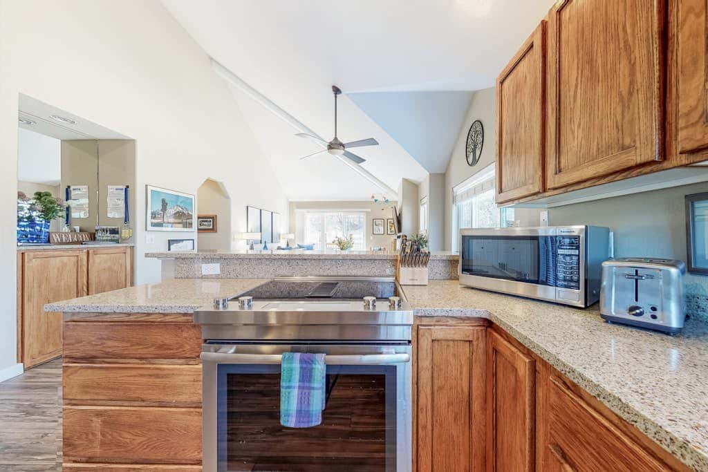 Resort townhouse with central AC & WiFi, pool, hot tub & golf access - dogs OK