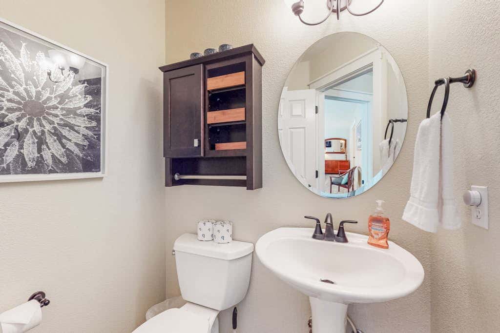 Resort townhouse with central AC & WiFi, pool, hot tub & golf access - dogs OK