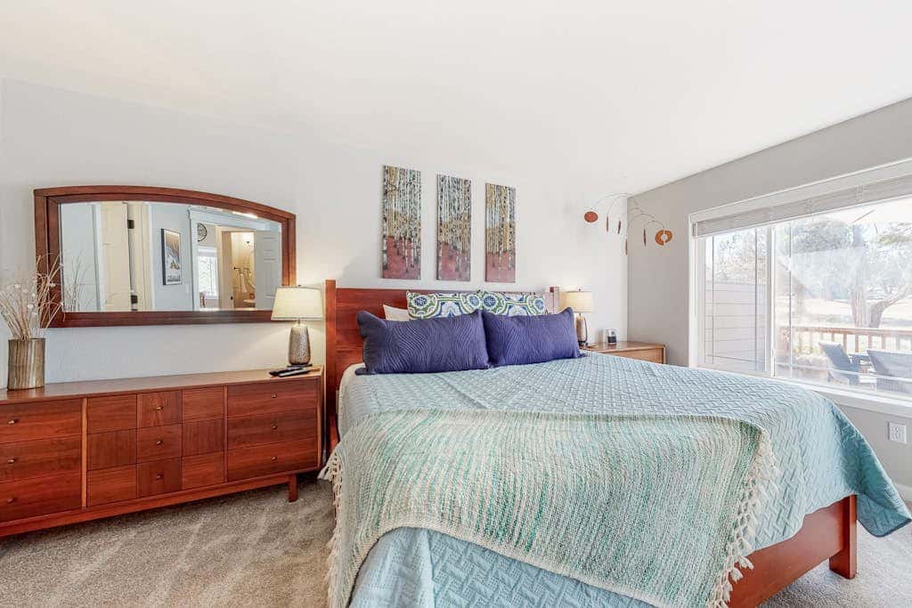 Resort townhouse with central AC & WiFi, pool, hot tub & golf access - dogs OK