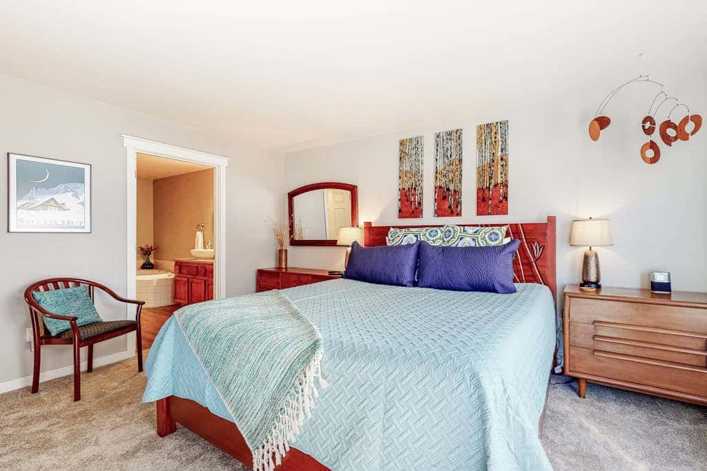 Resort townhouse with central AC & WiFi, pool, hot tub & golf access - dogs OK