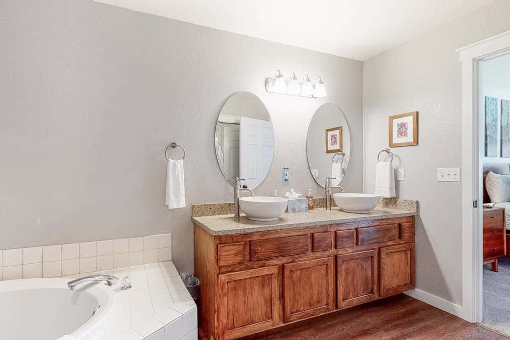 Resort townhouse with central AC & WiFi, pool, hot tub & golf access - dogs OK