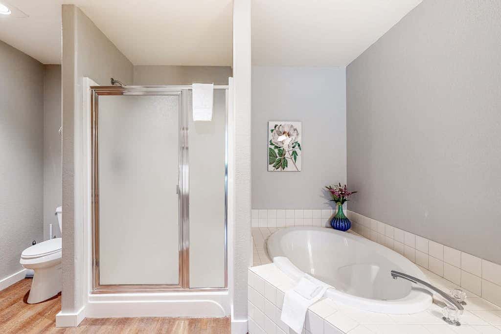 Resort townhouse with central AC & WiFi, pool, hot tub & golf access - dogs OK