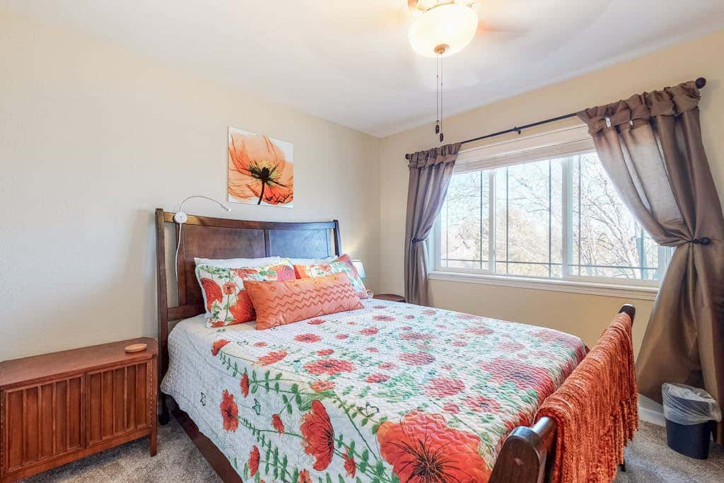 Resort townhouse with central AC & WiFi, pool, hot tub & golf access - dogs OK
