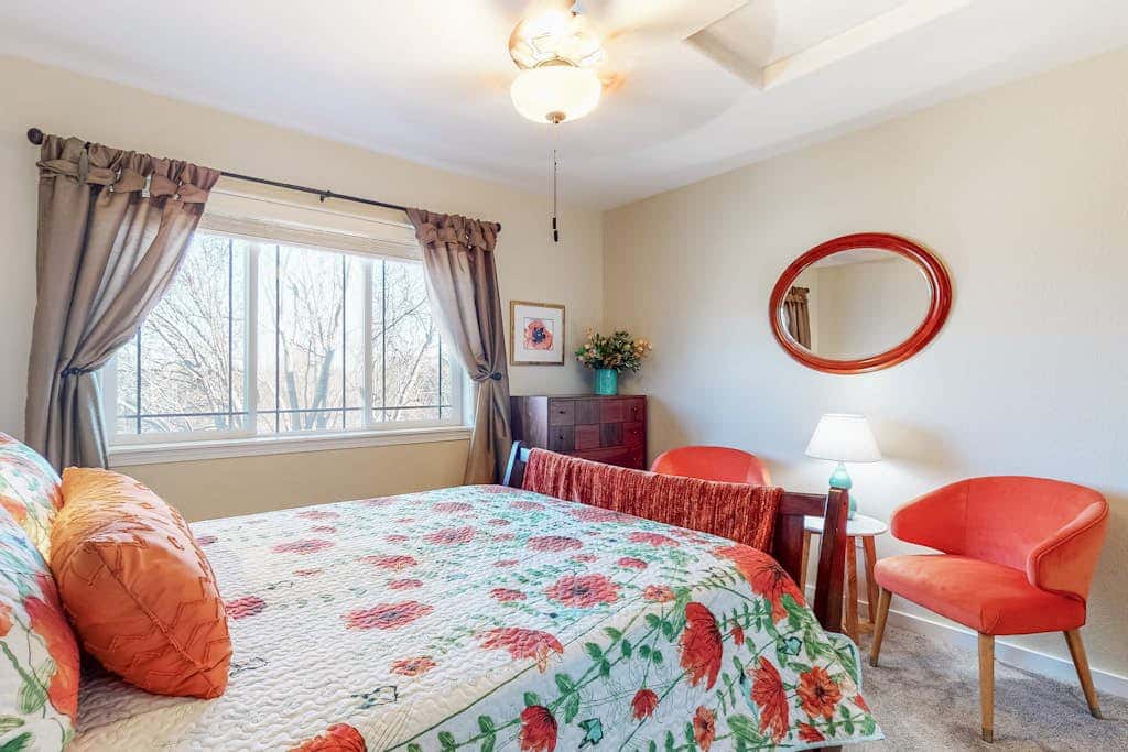 Resort townhouse with central AC & WiFi, pool, hot tub & golf access - dogs OK