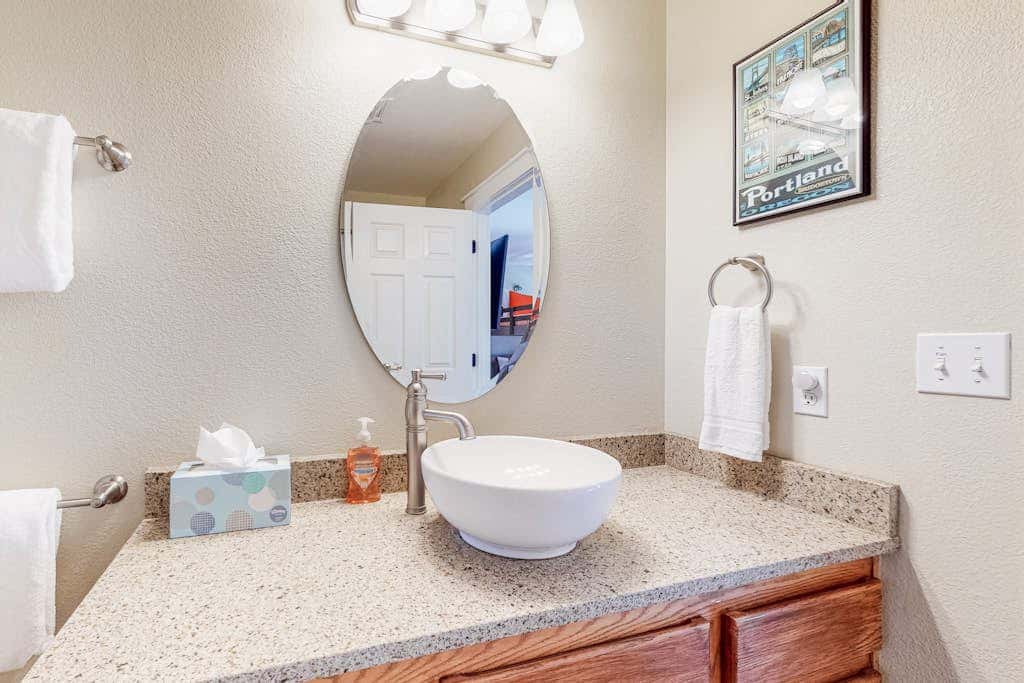 Resort townhouse with central AC & WiFi, pool, hot tub & golf access - dogs OK