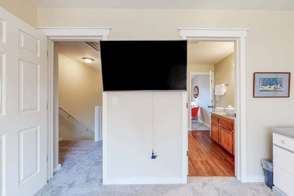 Resort townhouse with central AC & WiFi, pool, hot tub & golf access - dogs OK