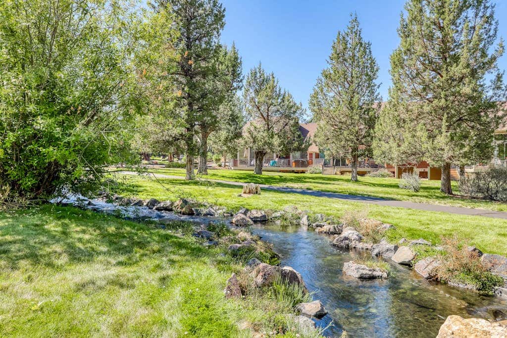 Resort townhouse with central AC & WiFi, pool, hot tub & golf access - dogs OK