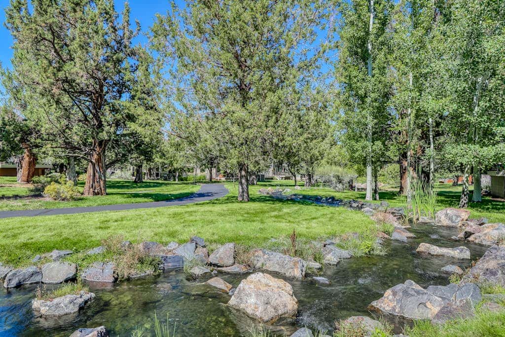 Resort townhouse with central AC & WiFi, pool, hot tub & golf access - dogs OK