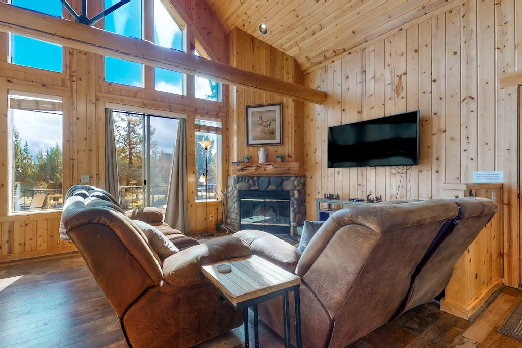 Dog-friendly home on the pond/creek with access to resort pools/golf/gym
