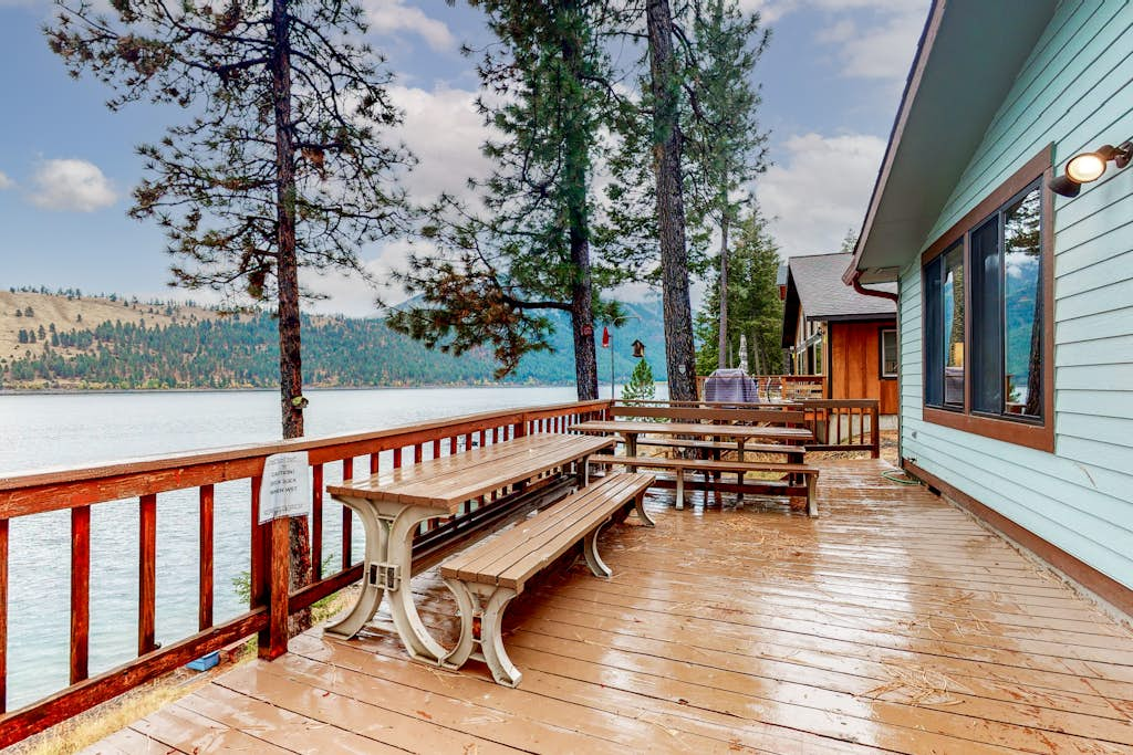 Classic lakefront home with private hot tub, fireplace & washer&dryer