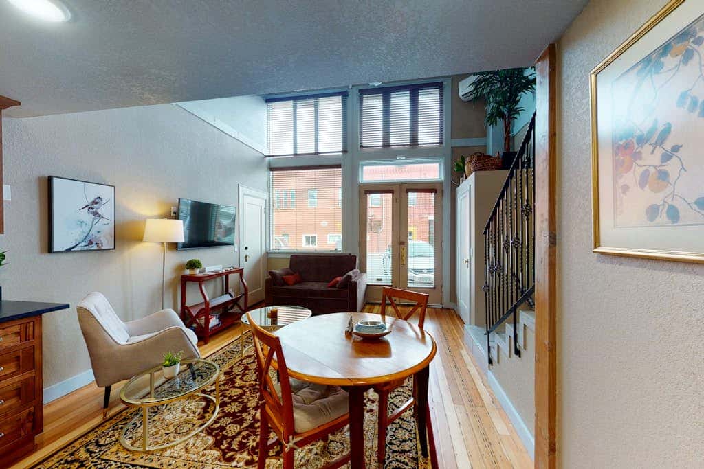 Family- and dog-friendly loft with fast WiFi & full kitchen - walkable location
