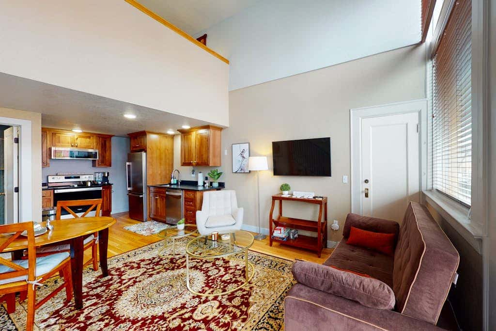 Family- and dog-friendly loft with fast WiFi & full kitchen - walkable location
